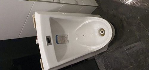 동탄구 하수구막힘 배수구에 물이 고이고 배수 상태를 확인하는 모습