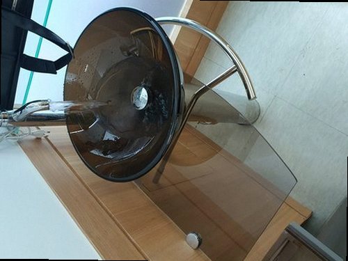 동탄구 영천동 하수구막힘 욕실 배수구 주변의 물 고임과 오염 상태를 확인하는 모습